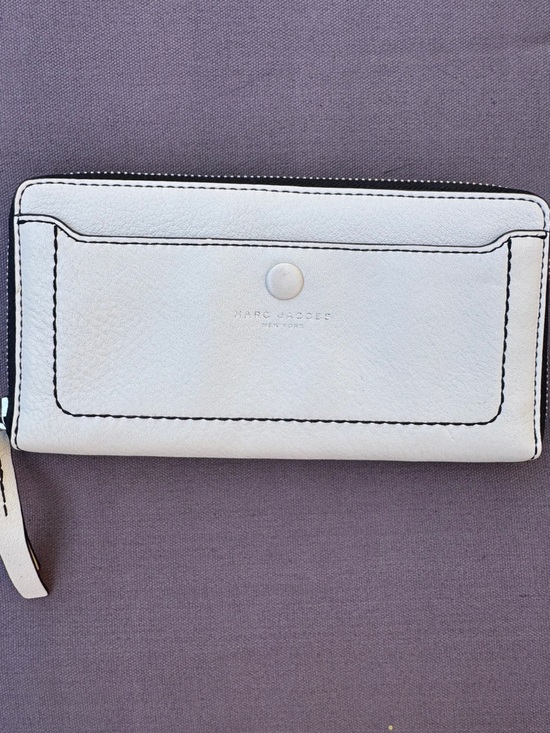 Marc Jacobs Handbags - Marc Jacobs Cloud White Black Continental Zip Around Wristlet Wallet VGUC